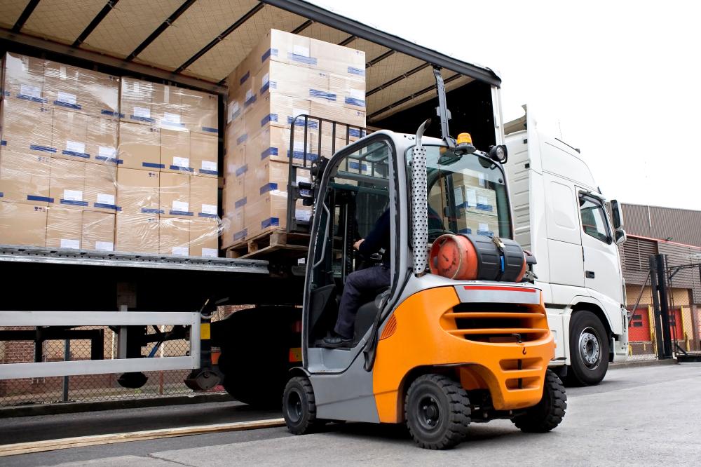 chariot élévateur changeant un camion